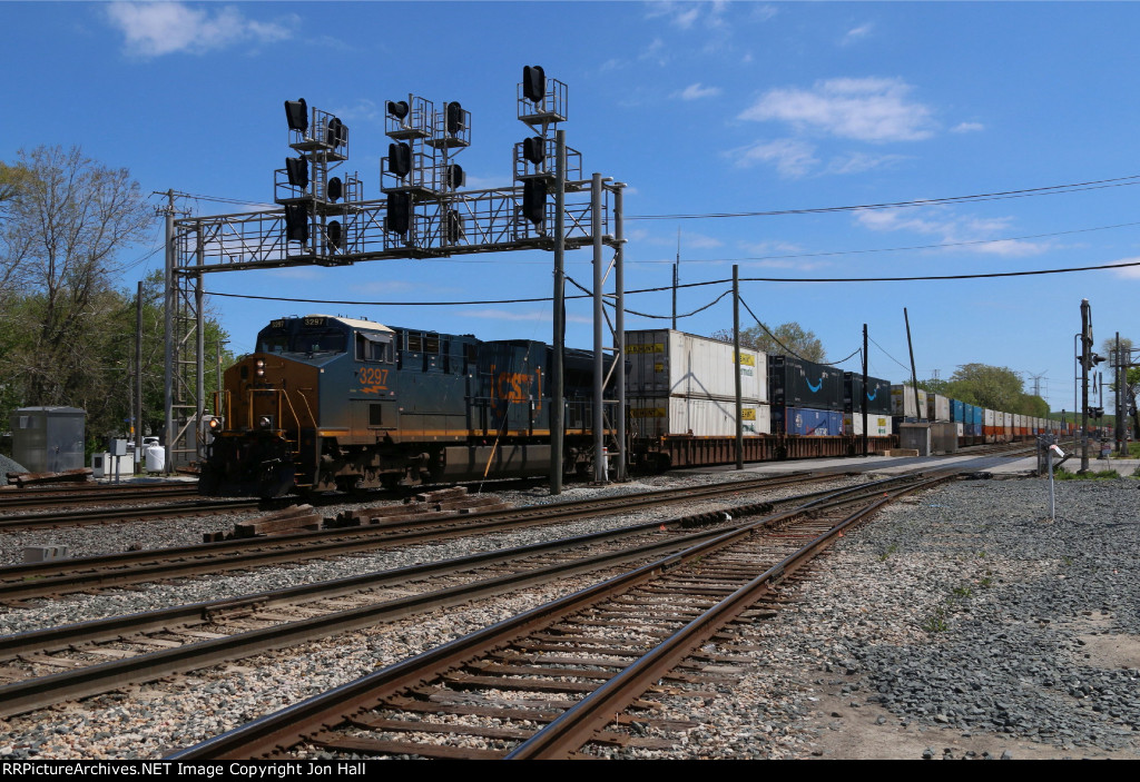 CSX 3297 brings Q015 under the signals as it rolls in to Dolton